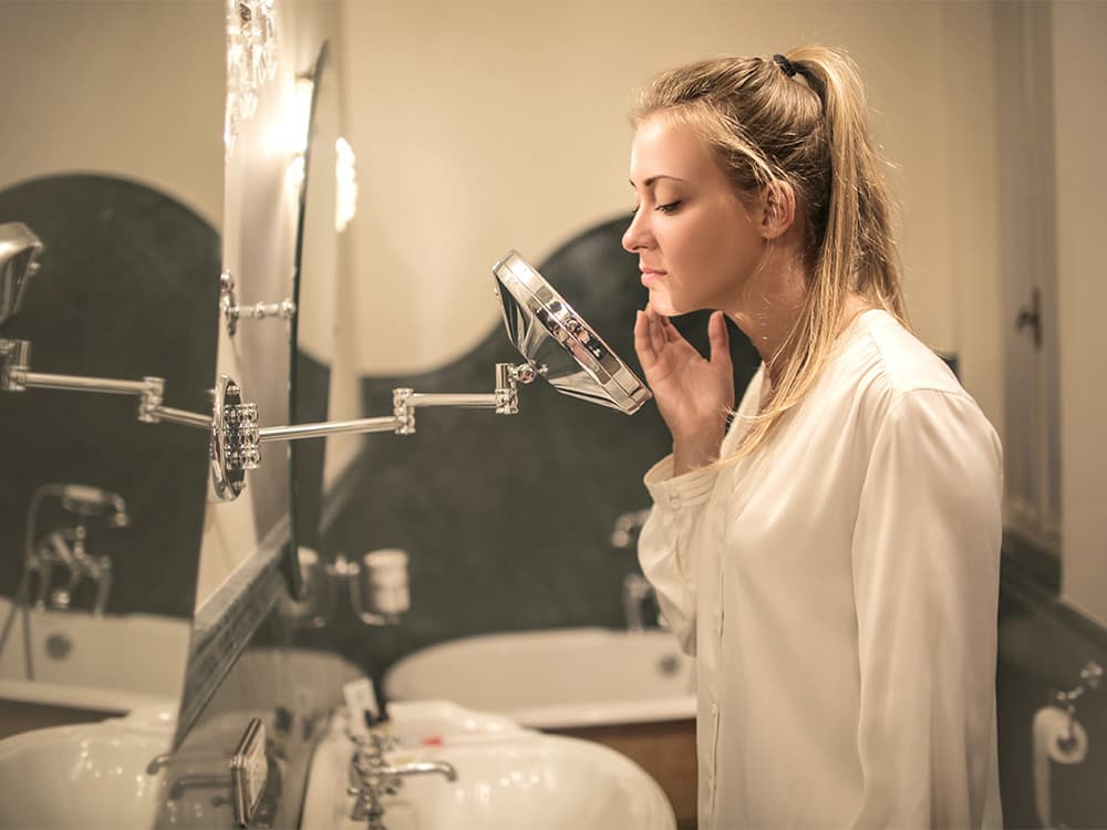 Acne bekijken in spiegel