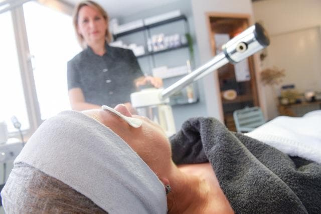 Stoomapparaat in de salon van Dermise
