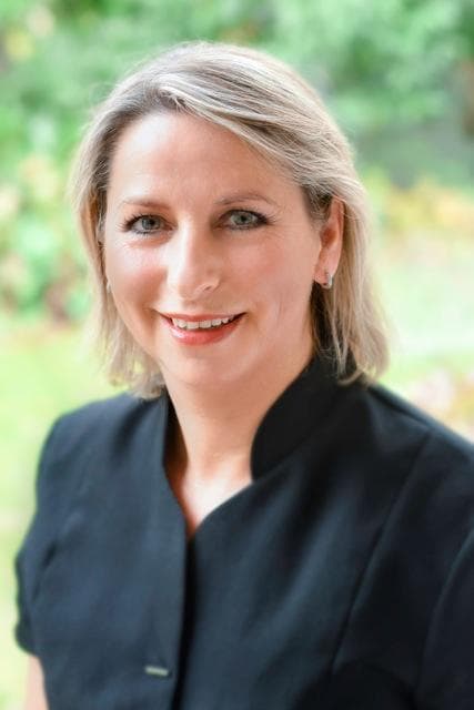 Portret van schoonheidsspecialiste Marga Spiegelaar