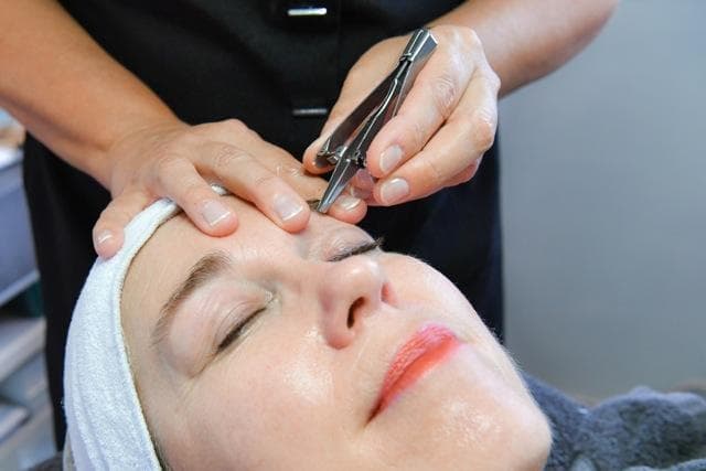 Wenkbrauwen epileren